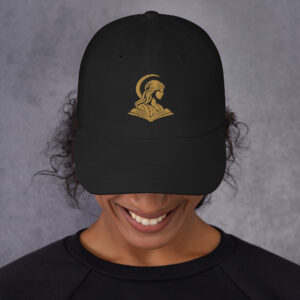 Gorra negra de La Memoria Olvidada con bordado dorado: maqueta oficial de Printful.